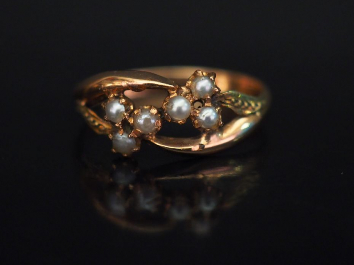 Bague Napoléon III en or jaune et perles, à  décor ajouré de deux trèf