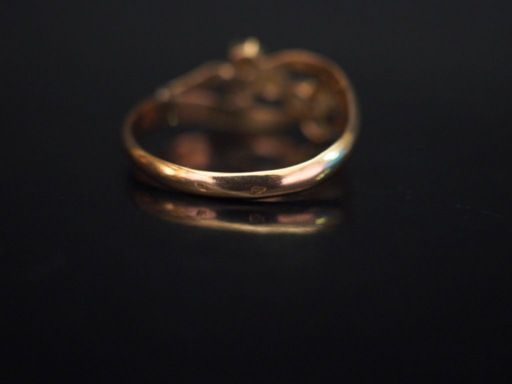 Bague Napoléon III en or jaune et perles, à  décor ajouré de deux trèf