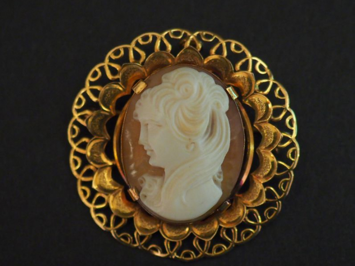 Broche/pendentif en or jaune, à décor ajouré et serti en son centre d'
