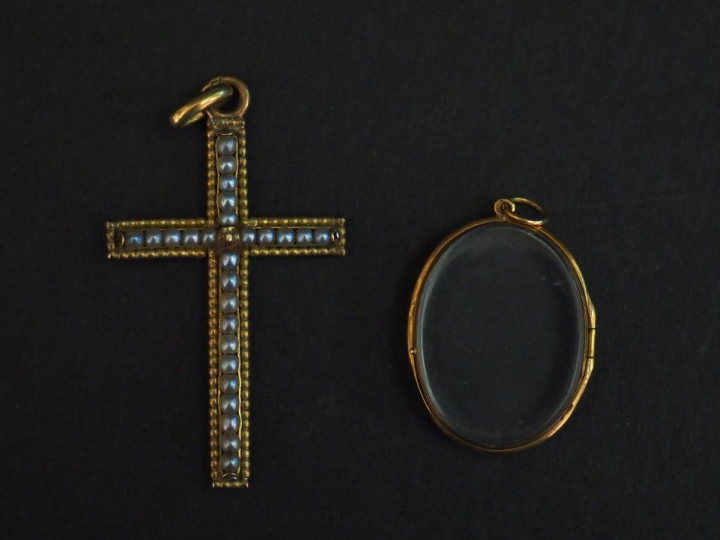 Ensemble comprenant :  - un pendentif Napoléon III en or jaune en form