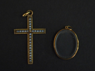 Vente aux enchères Ensemble comprenant :  - un pendentif Napoléon III en or jaune en form