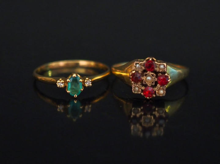 Ensemble comprenant :  - une  bague en or jaune, sertie en son centre 