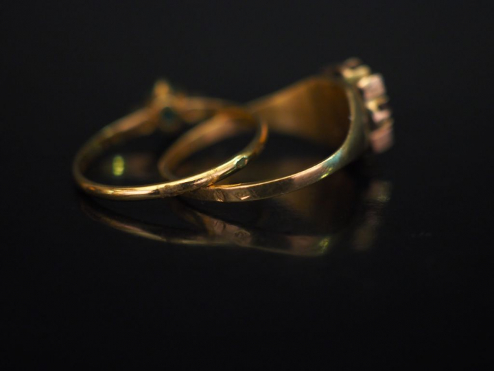 Ensemble comprenant :  - une  bague en or jaune, sertie en son centre 