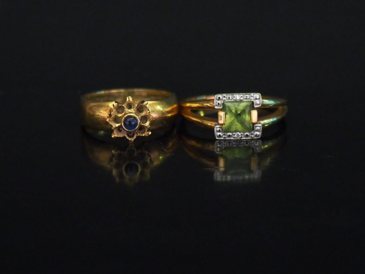 Ensemble comprenant :  - une bague en or jaune, sertie en son centre d