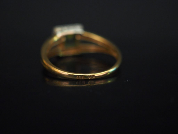 Ensemble comprenant :  - une bague en or jaune, sertie en son centre d