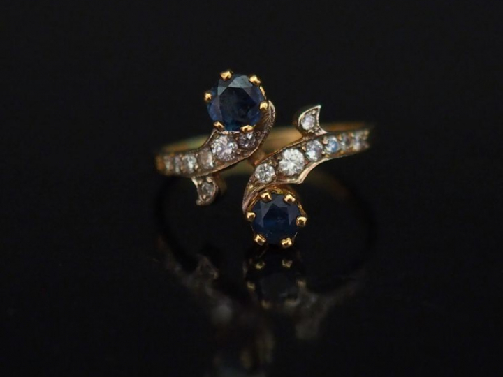 Bague dite "Toi   Moi" en en or jaune, sertie de deux pierres bleues e