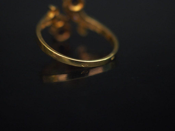 Bague dite "Toi   Moi" en en or jaune, sertie de deux pierres bleues e