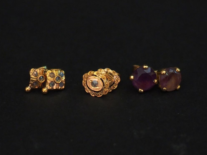 Deux paires de puces d'oreilles en or jaune et imitations du diamant. 