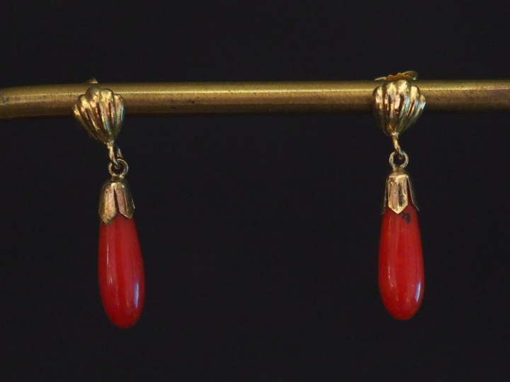 Paire de perce-oreilles en métal doré et corail en pendeloque.