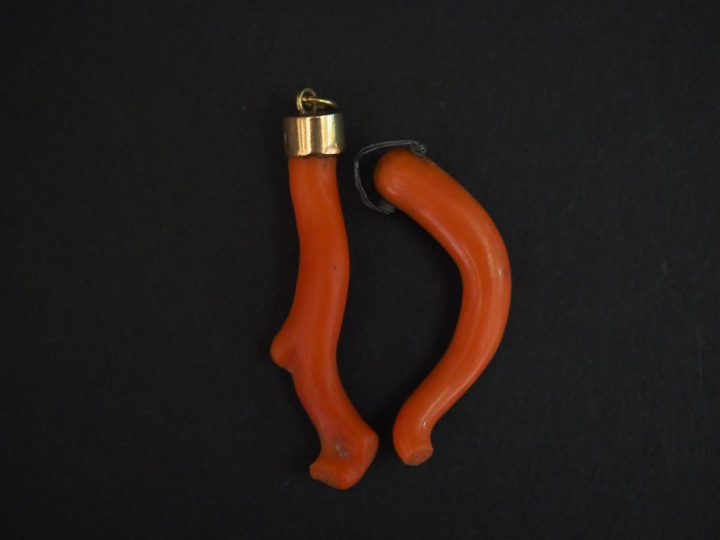 Ensembe comprenant deux différents pendentifs en corail. L'un d'eux mo