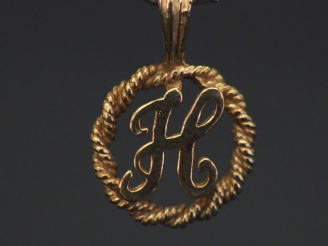 Vente aux enchères Pendentif ajouré en or jaune 9k, à décor de la lettre "H". Diam. 1,4 c