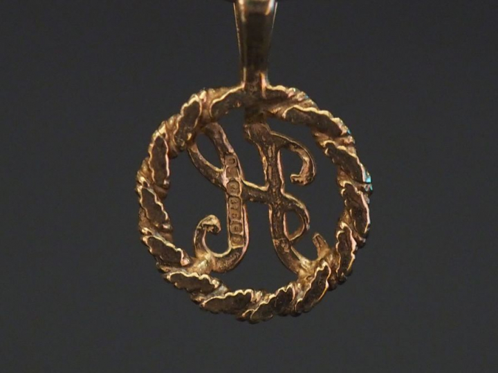 Pendentif ajouré en or jaune 9k, à décor de la lettre "H". Diam. 1,4 c