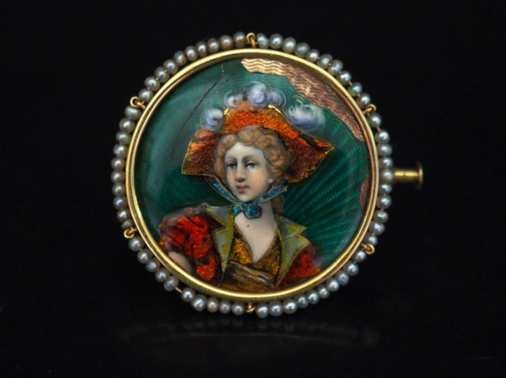 Broche circulaire en or jaune, sertie en son centre d'un émail polychr