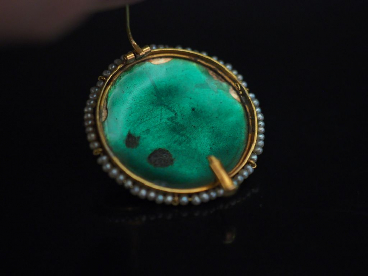 Broche circulaire en or jaune, sertie en son centre d'un émail polychr