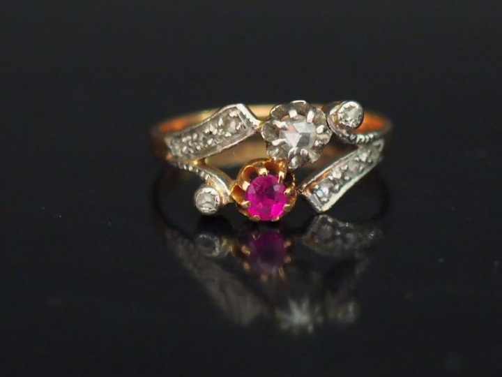 Petite bague en or jaune de forme stylisée, sertie de pierres fantaisi