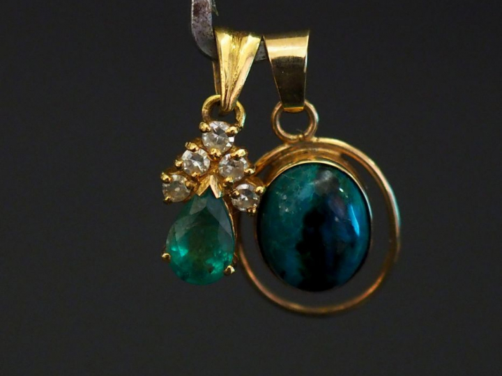 Petit pendentif en or jaune, serti d'une pierre verte en forme de gout