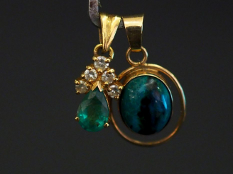 Vente aux enchères Petit pendentif en or jaune, serti d'une pierre verte en forme de gout