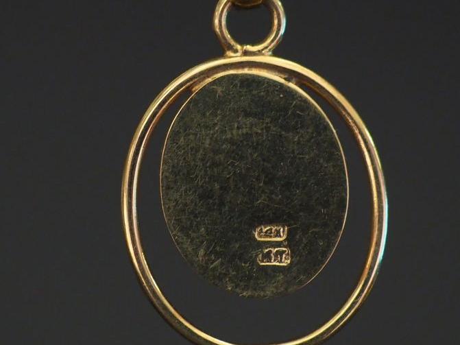 Petit pendentif en or jaune, serti d'une pierre verte en forme de gout