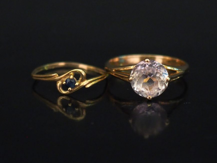 Ensemble comprenant :  - une petite bague en or jaune, sertie d'une pe