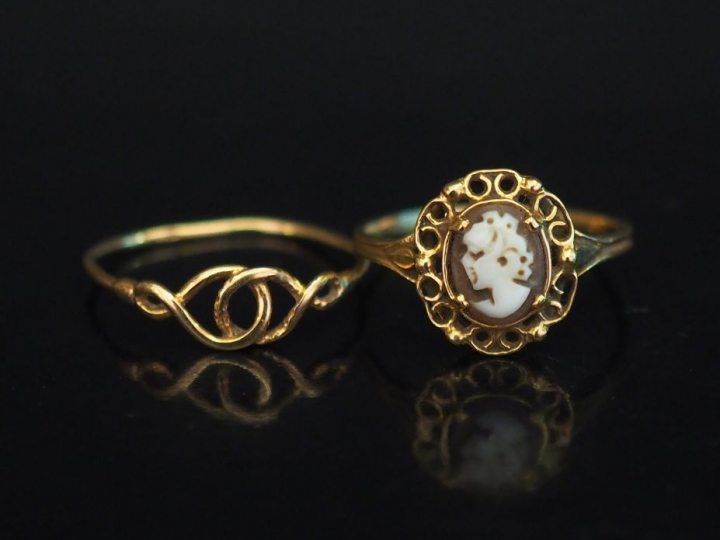 Ensemble comprenant :  - une bague en or jaune, sertie en son centre d