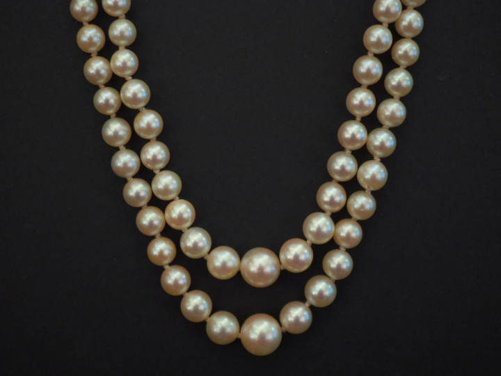 Collier de perles double rangs disposées en chute.  Fermoir en or jaun