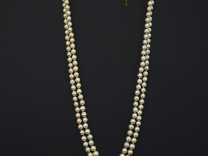 Collier de perles double rangs disposées en chute.  Fermoir en or jaun