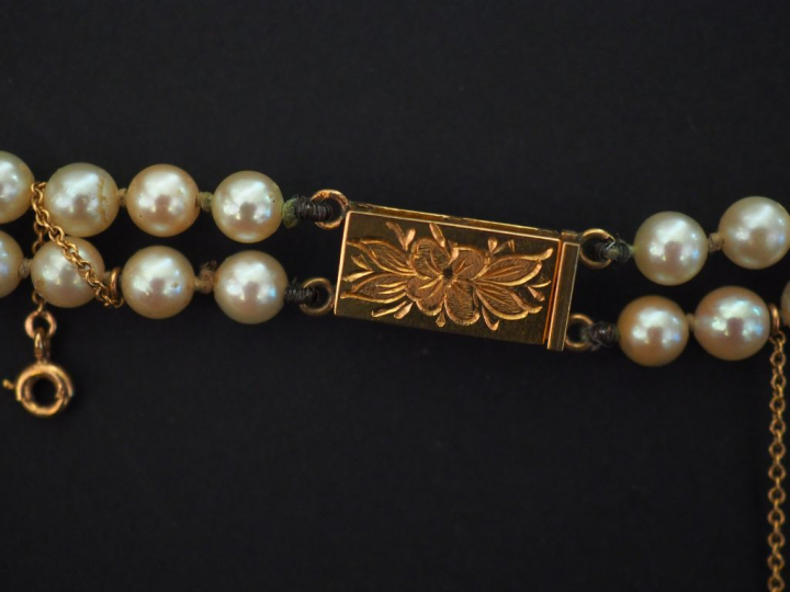 Collier de perles double rangs disposées en chute.  Fermoir en or jaun