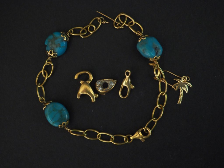 Ensemble comprenant :  - un bracelet en or jaune, agrémenté de turquoi