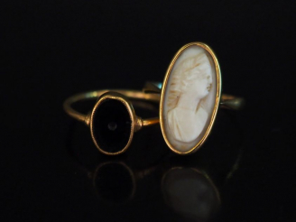 Vente aux enchères Ensemble comprenant :  - une bague en or jaune et composition, à décor