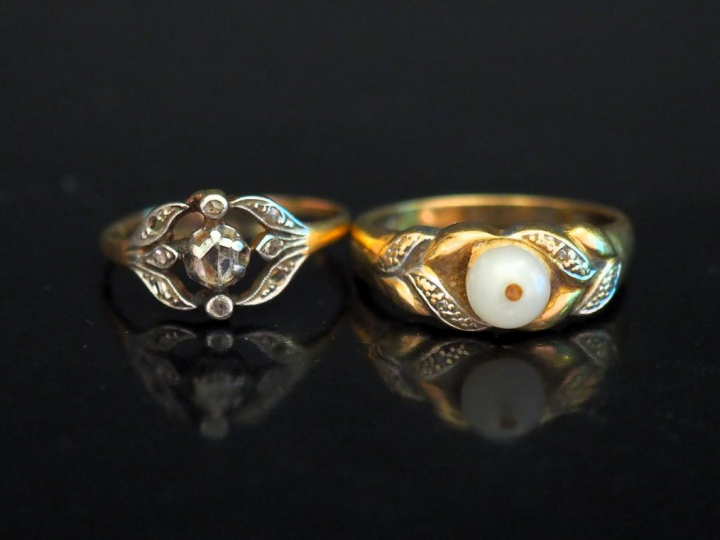 Ensemble comprenant :  - une bague ajouré en or jaune, sertie en son c