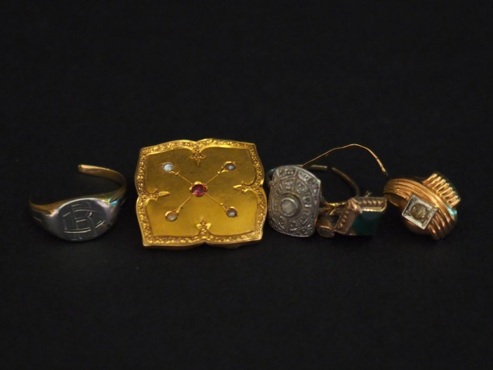 Ensemble comprenant :  - une broche Napoléon III en or jaune, sertie d