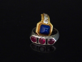 Vente aux enchères Ensemble comprenant :  - une bague de style Art déco en or blanc, sert