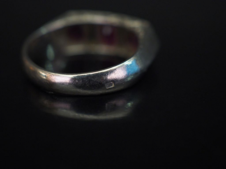 Ensemble comprenant :  - une bague de style Art déco en or blanc, sert