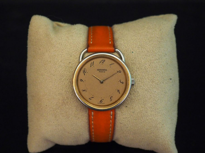 HERMES Montre bracelet de dame en acier, modèle arceau.  Cadran paille