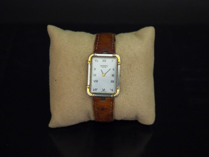 HERMES, Paris Montre de dame en métal et métal doré.  Cadran rectangul