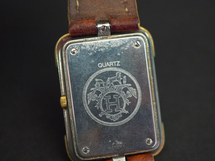 HERMES, Paris Montre de dame en métal et métal doré.  Cadran rectangul