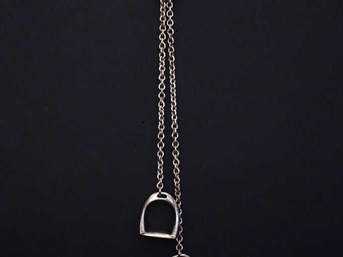 HERMES, Paris.  Collier cravate en argent, à décor de deux étriers en 