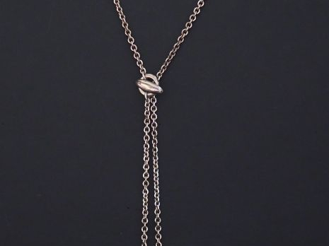 HERMES, Paris.  Collier cravate en argent, à décor de deux étriers en 