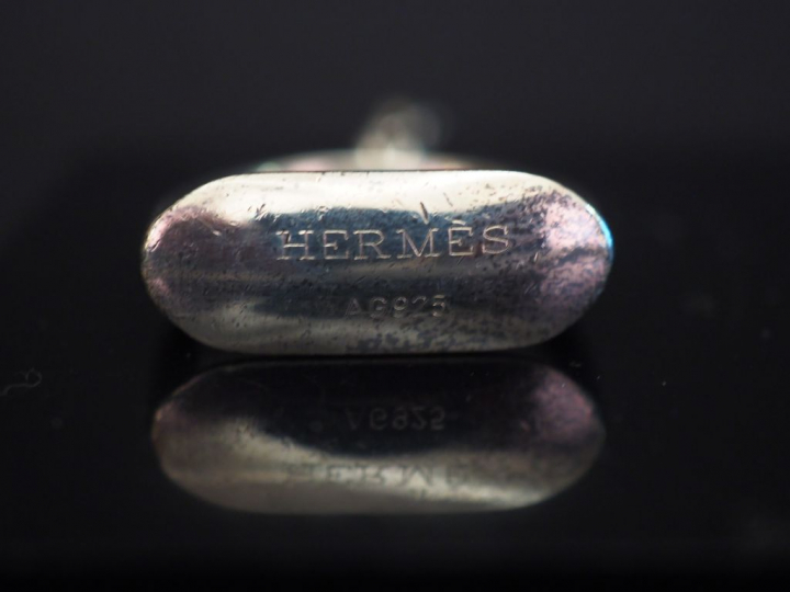 HERMES, Paris.  Collier cravate en argent, à décor de deux étriers en 