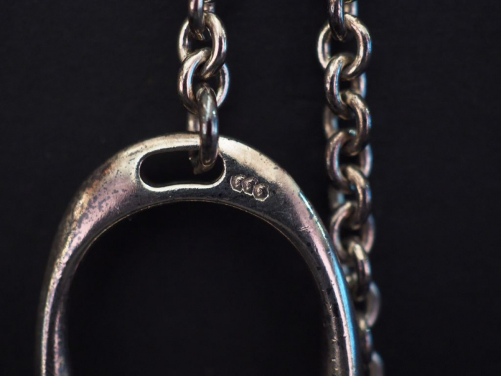 HERMES, Paris.  Collier cravate en argent, à décor de deux étriers en 