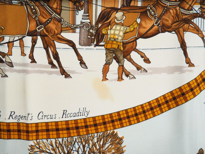 HERMES Carré en soie "L'Hiver en Poste", dans sa boîte. Signé Ledoux. 