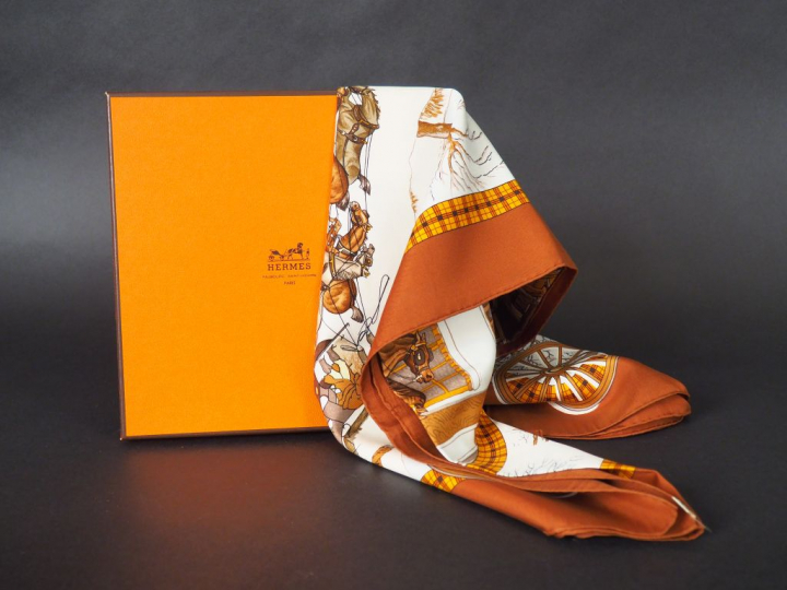 HERMES Carré en soie "L'Hiver en Poste", dans sa boîte. Signé Ledoux. 