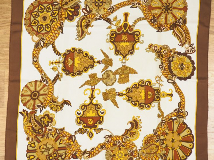 HERMES Carré en soie "Cendrillon", dans sa boîte. Signé Karin Swildens