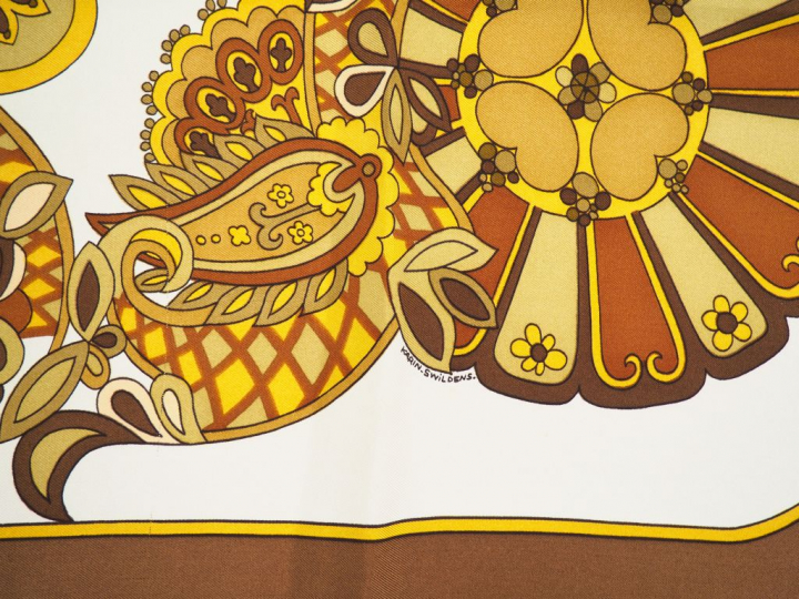 HERMES Carré en soie "Cendrillon", dans sa boîte. Signé Karin Swildens