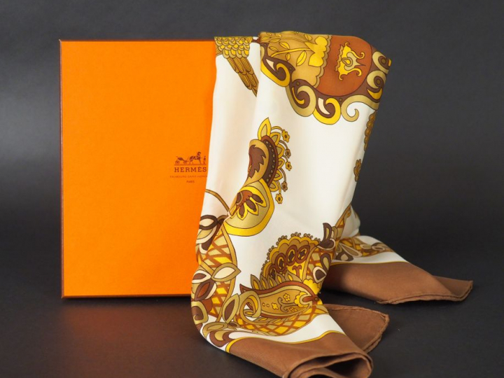 HERMES Carré en soie "Cendrillon", dans sa boîte. Signé Karin Swildens