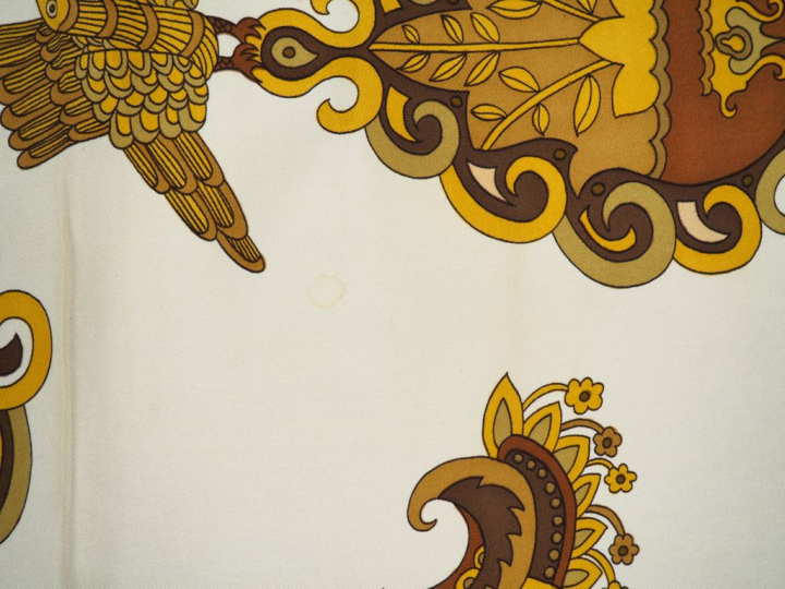 HERMES Carré en soie "Cendrillon", dans sa boîte. Signé Karin Swildens