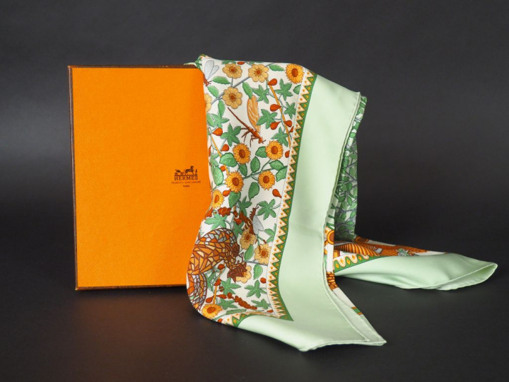 HERMES Carré en soie "Axis Mundi", dans sa boîte. Signé Henry C. (Quel