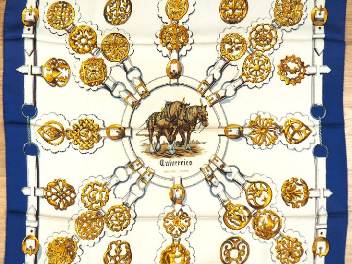 HERMES Carré en soie "Cuivreries", dans sa boîte. Signé F. de la Perri