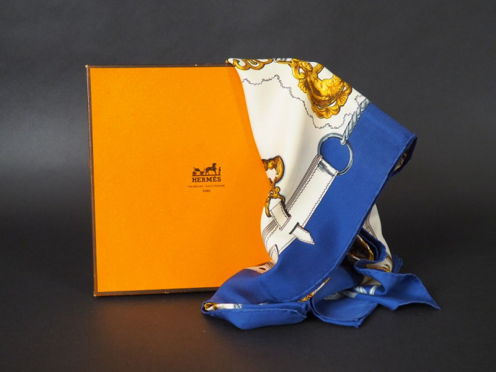 HERMES Carré en soie "Cuivreries", dans sa boîte. Signé F. de la Perri