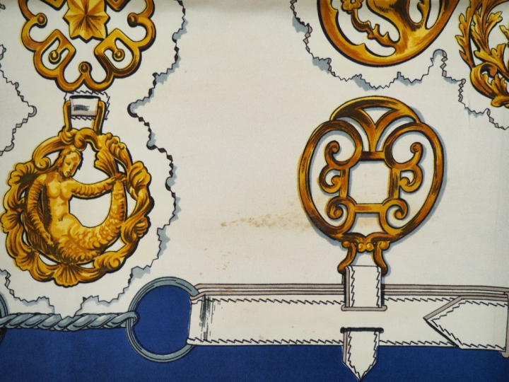 HERMES Carré en soie "Cuivreries", dans sa boîte. Signé F. de la Perri